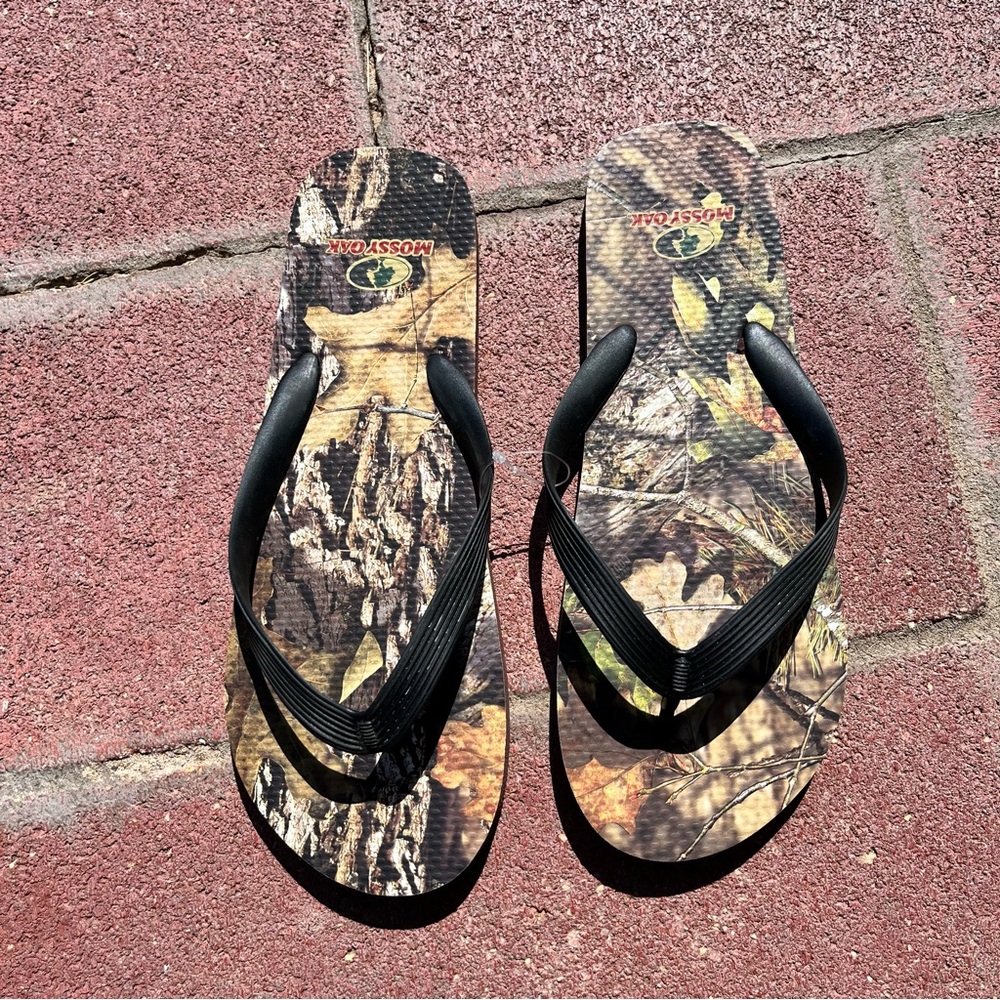 Mossy Oak Black and Green Camouflage Sandals & Flip-Flops